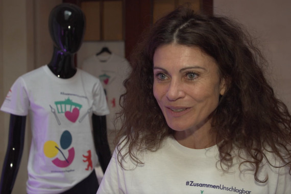 Andrea Bury, Merchandiserin der Special Olympics, präsentierte im Rahmen der Fashion Show von Anja Gockel das T-Shirt der Special Olympics. Im Interview spricht sie u.a. über die Zusammenarbeit mit der Designerin.