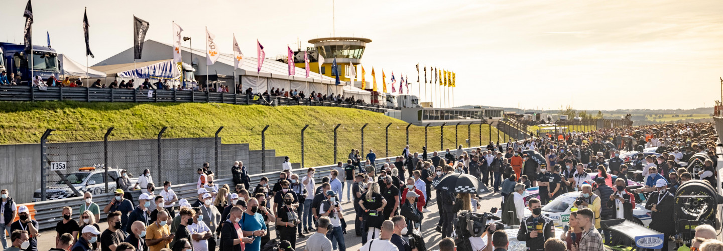 Für Samstag und Sonntag gibt es Zusatztickets für den Besuch der Startaufstellung