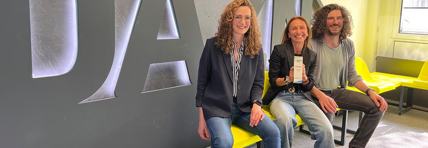 Der Gewinner Streaming-Sender DAZN RISE bei der Preisübergabe – von links nach rechts: Sophia Kleine-Kraneburg (die Bayerische), Alice Mascia (CEO DAZN), Kilian Weber (FanQ),