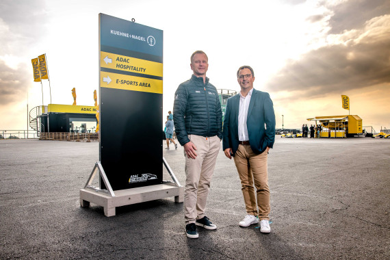 ADAC Vorstand Lars Soutschka (li.) und Simon Bitter, Mitglied der Geschäftsleitung bei Kühne+Nagel