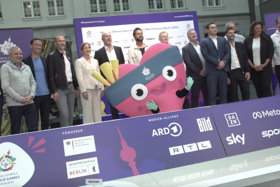 Footage von der Pressekonferenz.