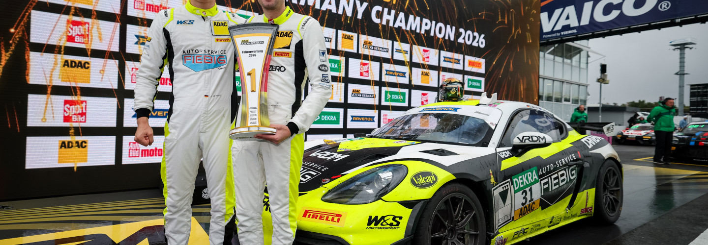Champions der ADAC GT4 Germany 2026: Denny Berndt (li.) und Lachlan Robinson