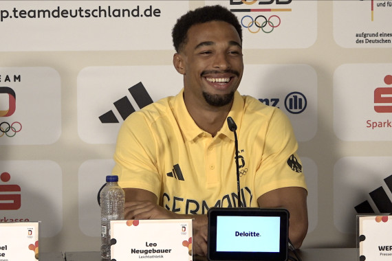 Im Rahmen der Pressekonferenz spricht Leo Neugebauer, Silbermedaillengewinner im Zehnkampf, u.a. über seinen Wettkampf und die Eindrücke bei seiner Olympia-Premiere.