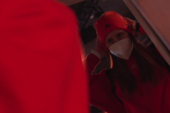 Schnittbilder von Langläuferin Katharina Hennig und Kombinierer Vinzenz Geiger bei der Einkleidung