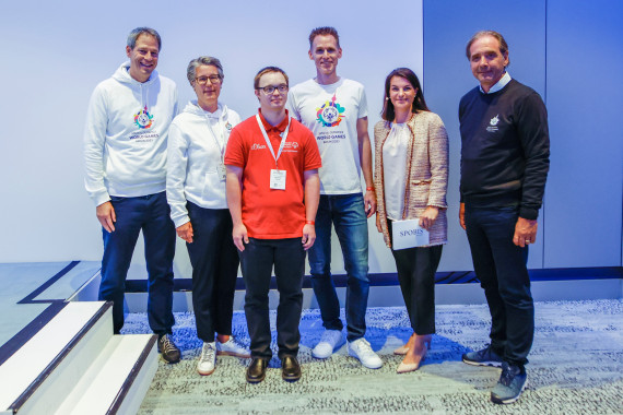Von links: Charly Classen (Executive Vice President Sky), Tanja Birkholz (Vorsitzende des Vorstands der SCHUFA), Christian Pohler (Special Olympics Athlet und Athletensprecher NRW), Frank Busemann (Botschafter Special Olympics Nordrhein-Westfalen), Isabelle Körner (Moderatorin SPOBIS) und Carsten Schmidt (Präsidiumsmitglied Special Olympics Deutschland) nach der Gesprächsrunde beim SPOBIS 2022 in Düsseldorf.