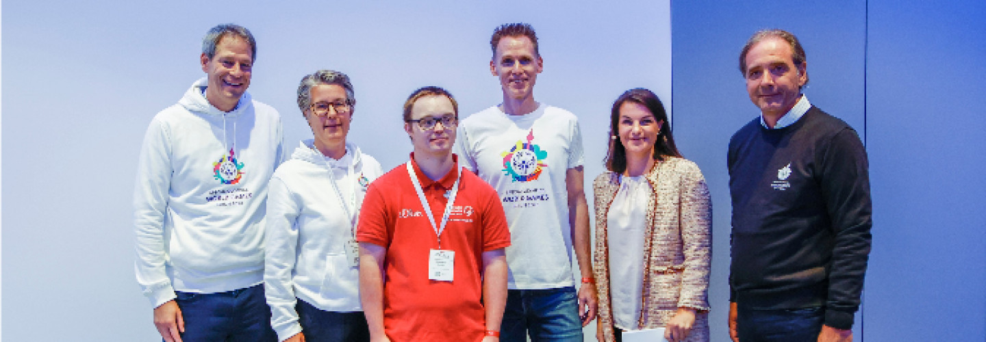 Von links: Charly Classen (Executive Vice President Sky), Tanja Birkholz (Vorsitzende des Vorstands der SCHUFA), Christian Pohler (Special Olympics Athlet und Athletensprecher NRW), Frank Busemann (Botschafter Special Olympics Nordrhein-Westfalen), Isabelle Körner (Moderatorin SPOBIS) und Carsten Schmidt (Präsidiumsmitglied Special Olympics Deutschland) nach der Gesprächsrunde beim SPOBIS 2022 in Düsseldorf.