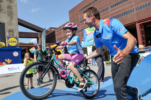 "kinder Joy of Moving mini tour" beim Start der Lidl Deutschland Tour 2025 in Essen