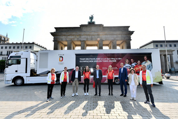 Bildunterschrift Gruppenfoto (v.l.): Gudrun Doll-Tepper (DOSB-Vizepräsidentin Bildung und Olympische Erziehung), Veronika Rücker (Vorstandsvorsitzende des DOSB), Helmut Schleweis (Präsident des Deutschen Sparkassen- und Giroverbandes), Elena Wassen (Wasserspringen), Michael Müller (Regierender Bürgermeister Berlin), Christina Wassen (Wasserspringen), Stephan Meyer (Parlamentarischer Staatssekretär im Bundesinnenministerium), Dr. Heike Kramer (DSGV-Direktorin Gesellschaftliches Engagement und Veranstaltungsmanagement), Alfons Hörmann (DOSB-Präsident)