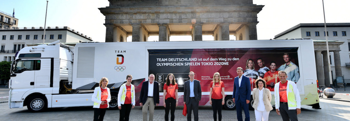 Bildunterschrift Gruppenfoto (v.l.): Gudrun Doll-Tepper (DOSB-Vizepräsidentin Bildung und Olympische Erziehung), Veronika Rücker (Vorstandsvorsitzende des DOSB), Helmut Schleweis (Präsident des Deutschen Sparkassen- und Giroverbandes), Elena Wassen (Wasserspringen), Michael Müller (Regierender Bürgermeister Berlin), Christina Wassen (Wasserspringen), Stephan Meyer (Parlamentarischer Staatssekretär im Bundesinnenministerium), Dr. Heike Kramer (DSGV-Direktorin Gesellschaftliches Engagement und Veranstaltungsmanagement), Alfons Hörmann (DOSB-Präsident)