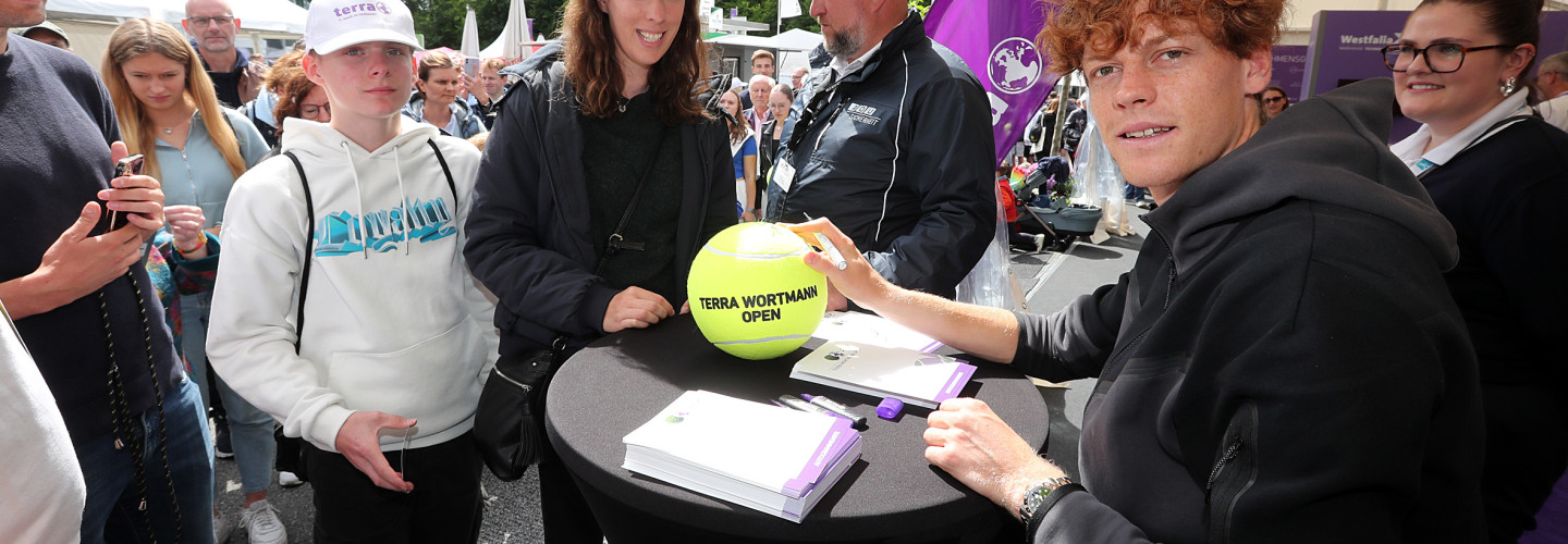 JannikSinner bei seiner Autogrammstunde