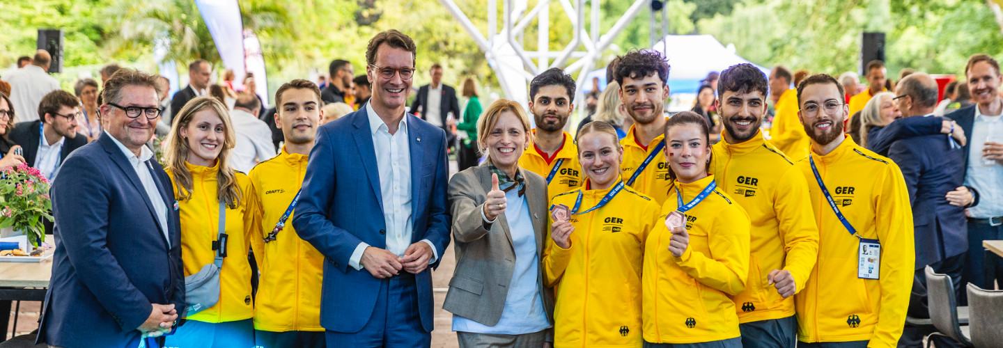 Hendrik Wüst (Ministerpräsidenten von Nordrhein-Westfalen) mit deutschen Athlet*innen