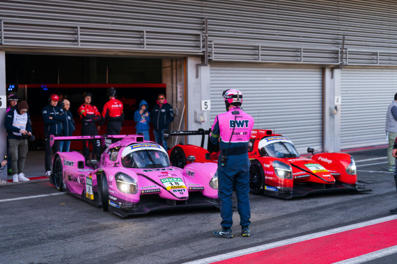 Die Nachwuchspiloten von BWT Mücke Motorsport warten auf ihren Einsatz