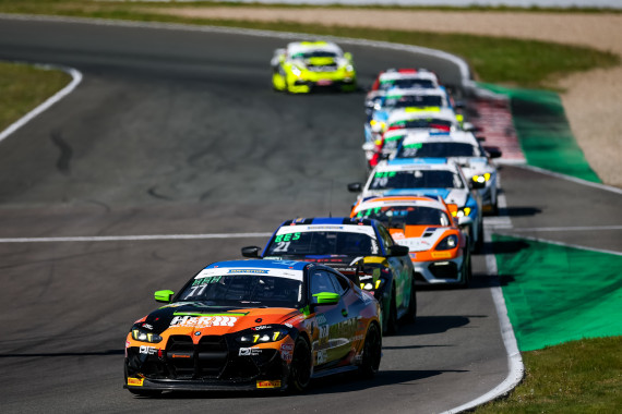 Im BMW gibt ADAC Stiftung Sport-Förderpilot Thomas Rackl sein Heimspiel