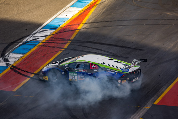 Emil Frey Racing sicherte sich die Teammeisterschaft und feierte mit Donuts