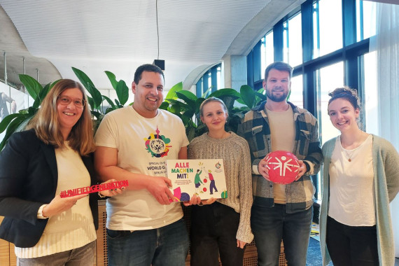 Das Projektteam hinter den "Alle machen mit!"-Aktionspaketen (v.l.n.r.): Anna Köbisch (LOC), Reynaldo Montoya (LOC), Maren Weid (SOD), Jan Kaminski (LOC), Bettina Lehmann (LOC)