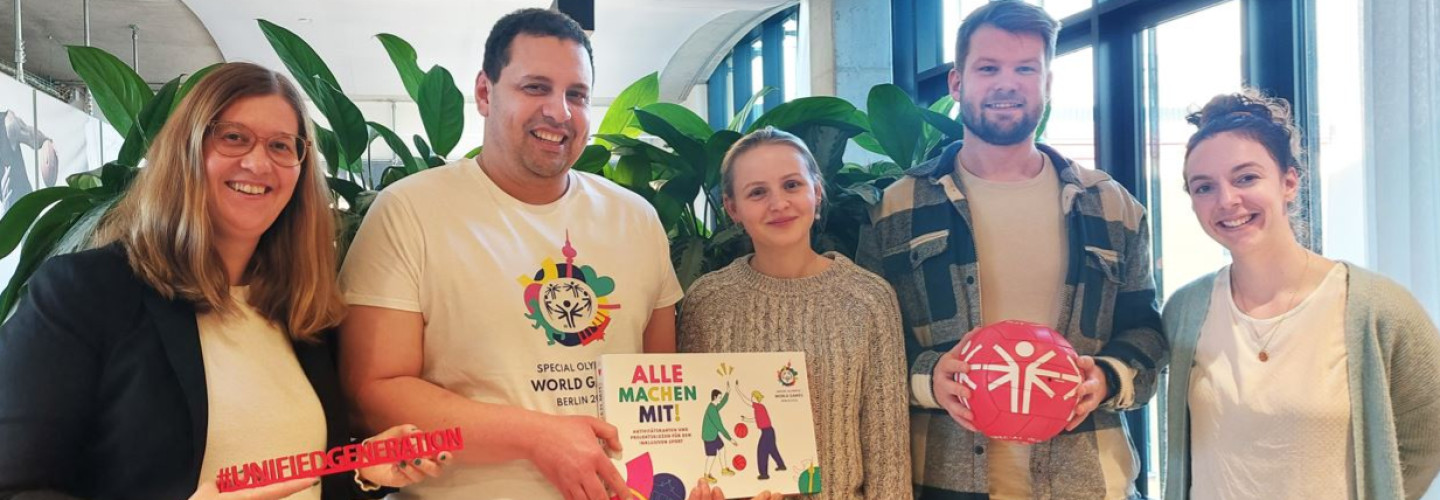 Das Projektteam hinter den "Alle machen mit!"-Aktionspaketen (v.l.n.r.): Anna Köbisch (LOC), Reynaldo Montoya (LOC), Maren Weid (SOD), Jan Kaminski (LOC), Bettina Lehmann (LOC)