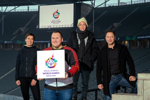 Das Team um Anne Hohmann (links), Marketing-Direktorin, Melissa Lukowski (3.v.l.), Kreativ-Direktorin, und Albert Tuemann (rechts), CMO, präsentiert mit Dennis Mellentin (vorne), Athletensprecher Special Olympics Berlin, das Logo der Special Olympics World Games Berlin 2023 im Berliner Olympiastadion, Schauplatz der Eröffnungsfeier im Juni 2023.