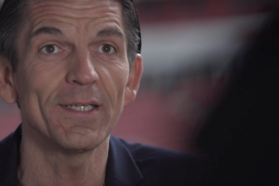 Bei der Preisverleihung der Deutschen Akademie für Fußball-Kultur wurde Bundesliga-Schiedsrichter Deniz Aytekin für seinen Spruch mit der Preisfigur MAX ausgezeichnet.