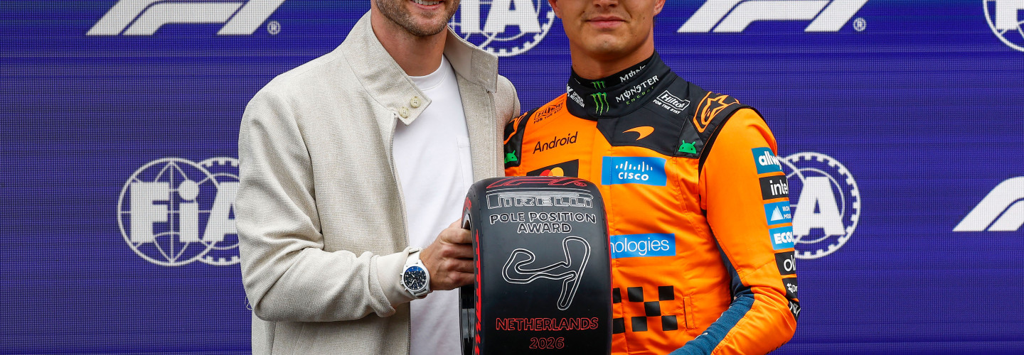 In Zandvoort hat Maro Engel den Pirelli Pole Position Award an Lando Norris übergeben