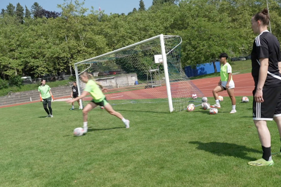 Footage von Almuth Schults Besuch im United Summer Camp