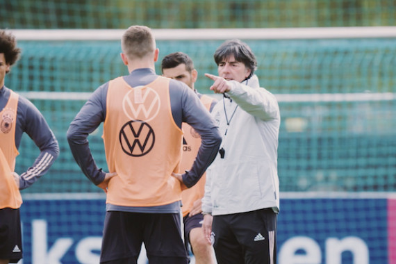 Die Fußball-Europameisterschaft 2021 markiert das Ende einer Ära: Nach dann sieben Turnieren endet im Sommer die Reise von Joachim Löw als Bundestrainer. Die Nationalspieler blicken auf ihre persönlichen Momente mit dem Weltmeister-Coach zurück.