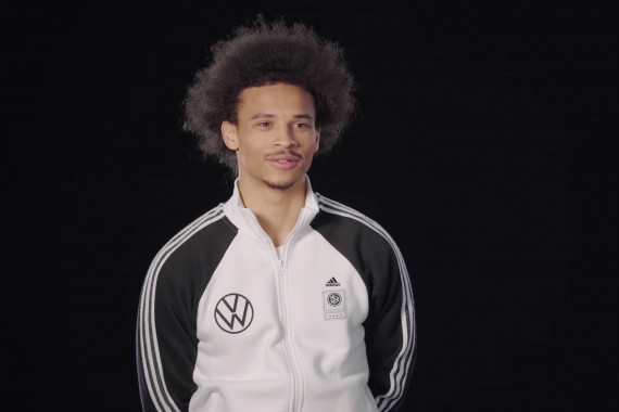 In diversen Interviews sprechen Marcel Halstenberg, Matthias Ginter, Leroy Sané, Robin Gosens, Lukas Klostermann sowie Kevin Trapp über Bundestrainer Joachim Löw.