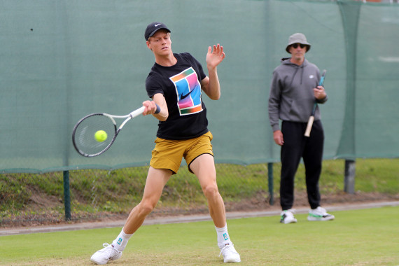 Jannik Sinner trainiert mit Coach Cahill für sein Erstrundenmatch bei den 31. TERRA WORTMANN OPEN