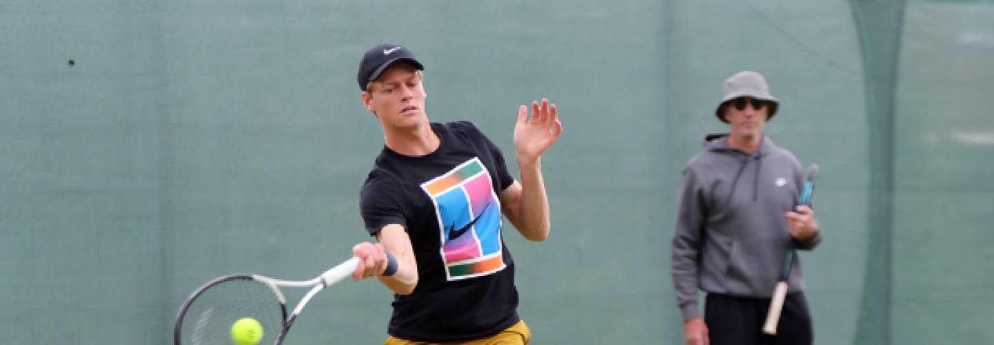 Jannik Sinner trainiert mit Coach Cahill für sein Erstrundenmatch bei den 31. TERRA WORTMANN OPEN