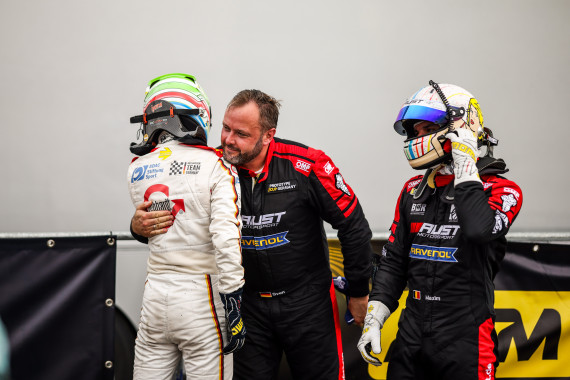 Sven Barth (Mitte) gratuliert Valentino Catalano (links) zum zweiten Platz, Maxim Dirickx (rechts) steht daneben