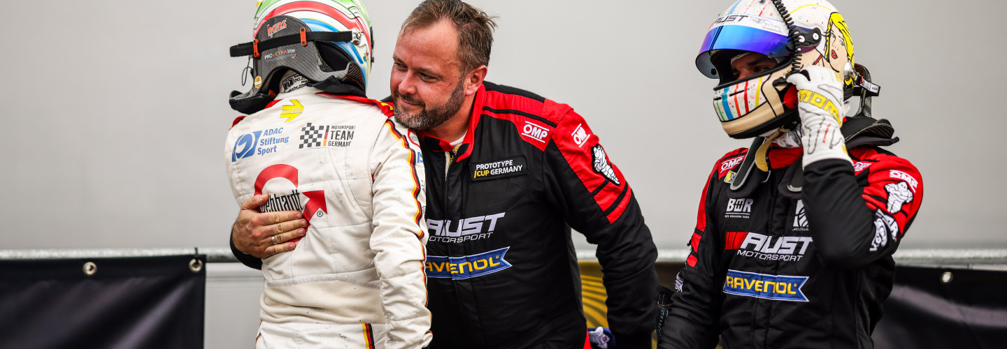 Sven Barth (Mitte) gratuliert Valentino Catalano (links) zum zweiten Platz, Maxim Dirickx (rechts) steht daneben