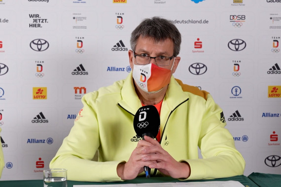 Während der Auftaktpressekonferenz hat Weikert u.a. über seine ersten Eindrücke und die Anreise sowie die Ziele für die Olympischen Spiele in Peking gesprochen.