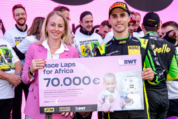 Anna Grubeck (Head of Sportsponsoring bei BWT) überreichte DTM-Champion Thomas Preining einen symbolischen Check