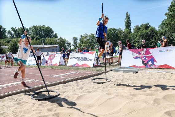 Leichtathletik-Stars mit „Superkräften“ beim „kinder Joy of Moving Sommer der Kinderleichtathletik“