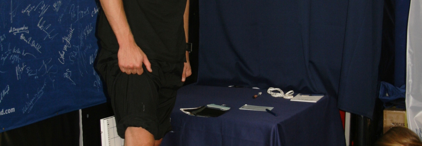 Dirk Nowitzki bei der Einkleidung der deutschen Olympiamannschaft in Mainz. Er und seine Teamkollegen wurden am Bauerfeind-Stand vermessen und erhielten maßgefertigte Kompressionsstrümpfe für den langen Flug nach Peking. In den folgenden Jahren nutzt Dirk Nowitzki Bauerfeind-Produkte im Training und im Wettkampf, „weil es die besten sind, die es auf dem Markt gibt“, wie er immer wieder erzählt. Erst acht Jahre später wird er Markenbotschafter von Bauerfeind. 