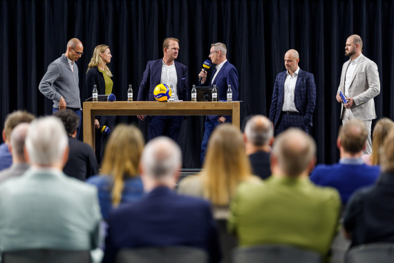 René Beck (Vorstandsvorsitzender DVV), Kim Oszvald-Renkema (Geschäftsführerin VBL), Stefan Löcher (Geschäftsführer ARENA Management GmbH), Gregor Timmer (Sportamtsleiter Stadt Köln), Tomasz Grenke (Head of Business Development Sport ARENA Management GmbH) sprechen mit Moderator Carsten Heling (v.l.n.r.) über das Zoi-DVV-Pokalfinale in Köln.