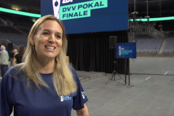 Im Interview spricht Kim Oszvald-Renkema, Geschäftsführerin Volleyball Bundesliga (VBL), u.a. über den Wechsel in die Lanxess arena und die Verkündung des neuen Namenspartners Zoi.