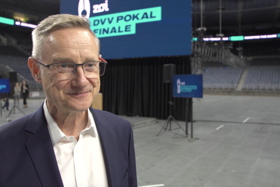 Im Interview spricht Gregor Timmer, Sportamtsleiter der Stadt Köln, u.a. über die Bedeutung des Zoi DVV-Pokalfinals, welches ab 2027 in der Lanxess arena stattfindet.