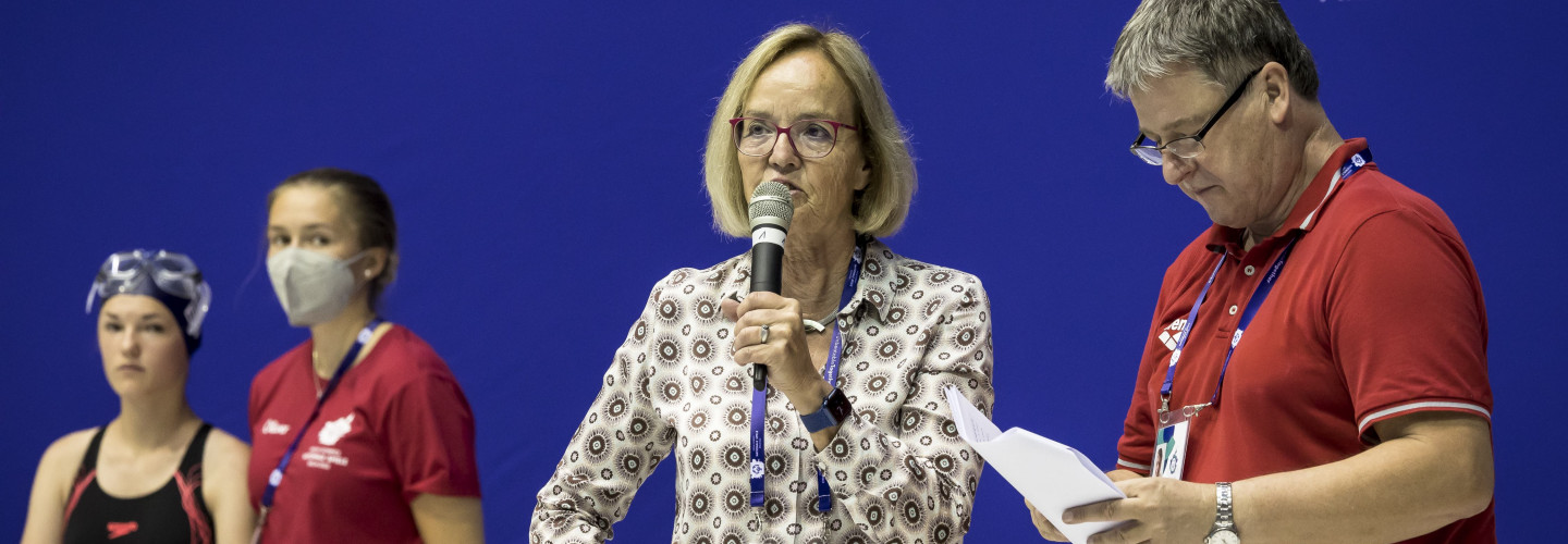 Mitten drin Präsidentin Christiane Krajeweski bei den Schwimmwettbewerben