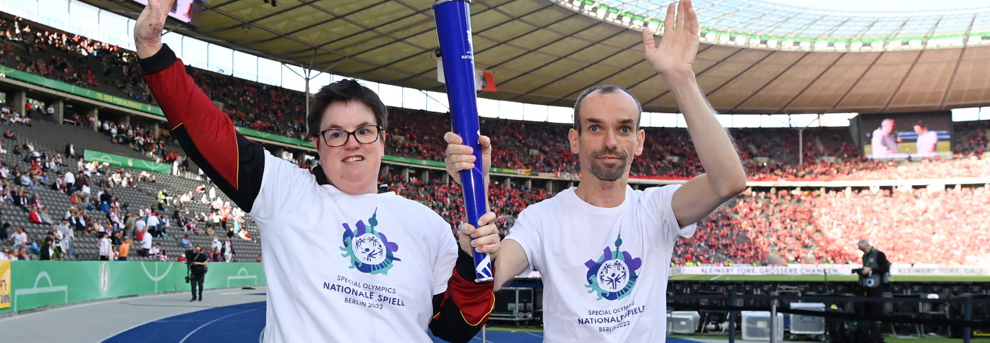 Fackellauf vor dem DFB Pokal - Roessler und Herberg