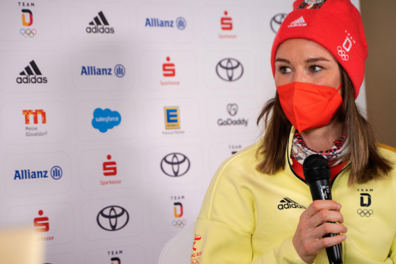 Auf der Pressekonferenz spricht Biathletin Denise Herrmann über ihren Olympiasieg im Einzel.