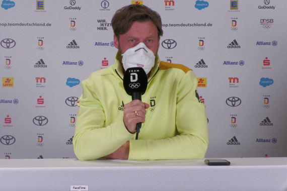 Auf der Pressekonferenz blickt René Spies auf die kommenden Wettkämpfe der Bob-Athlet*innen.