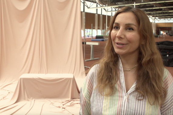 Im Interview spricht Fotografin Neda Rajabi u.a. über die besondere Zusammenarbeit mit den Athletinnen und die Bedeutung von Diversität im Mode-Business.