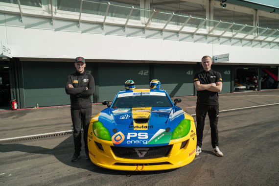 Alexzander Kristiansson (re.) und Erik Bertilsson geben ihr Debüt in der ADAC GT4 Germany