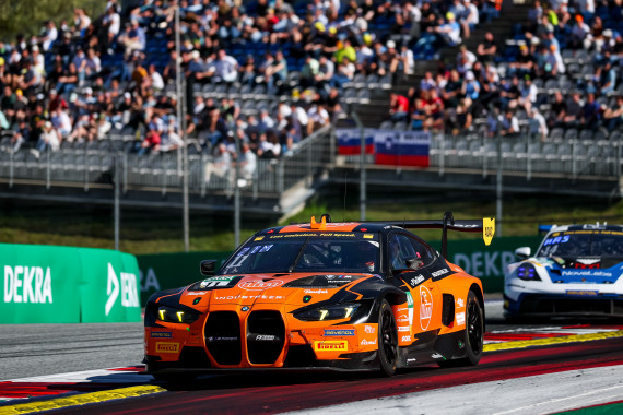 Der orange BMW M4 GT3 Evo von FK Performance Motorsport