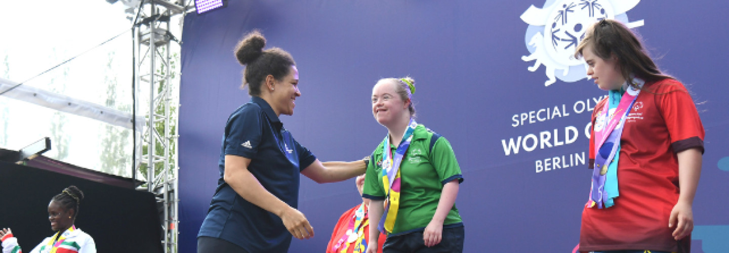 Célia Šašić bei der Siegerehrung der Rhythmischen Sportgymnastik im Sommergarten
