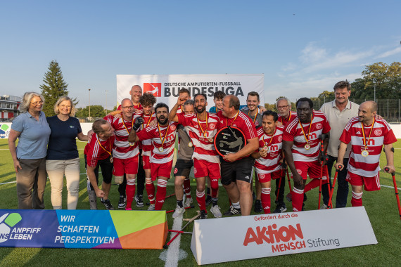 Fortuna Düsseldorf nimmt zum zweiten Mal in drei Jahren die Meisterschale entgegen