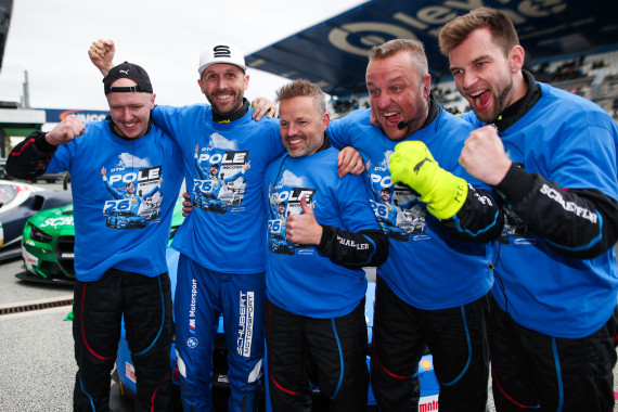 Großer Jubel bei Schubert Motorsport über die erste Pole-Position der Saison