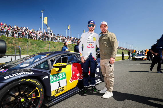 Ski-Star Marcel Hirscher (rechts) beim DTM-Auftakt neben Mirko Bortolotti