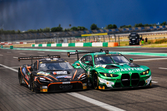 Youngster Ben Dörr im Duell mit dem zweifachen DTM-Champion Marco Wittmann (l-r)