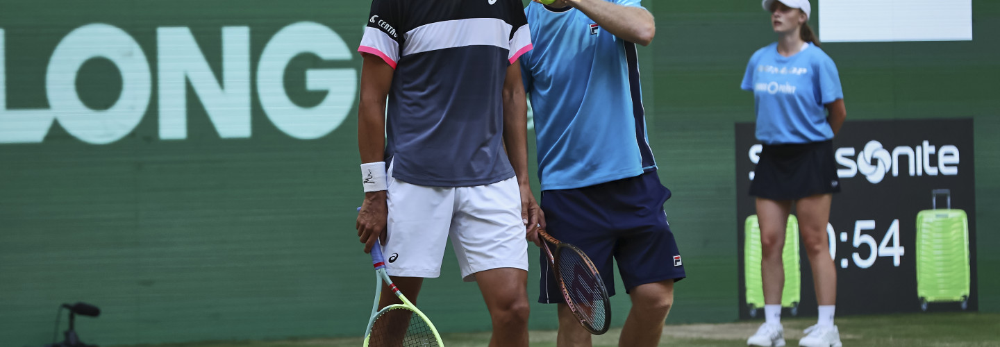 Marcelo Melo (l) und John Peers zogen gegen Jan-Lennard Struff und Oscar Otte ins Doppelfinale ein